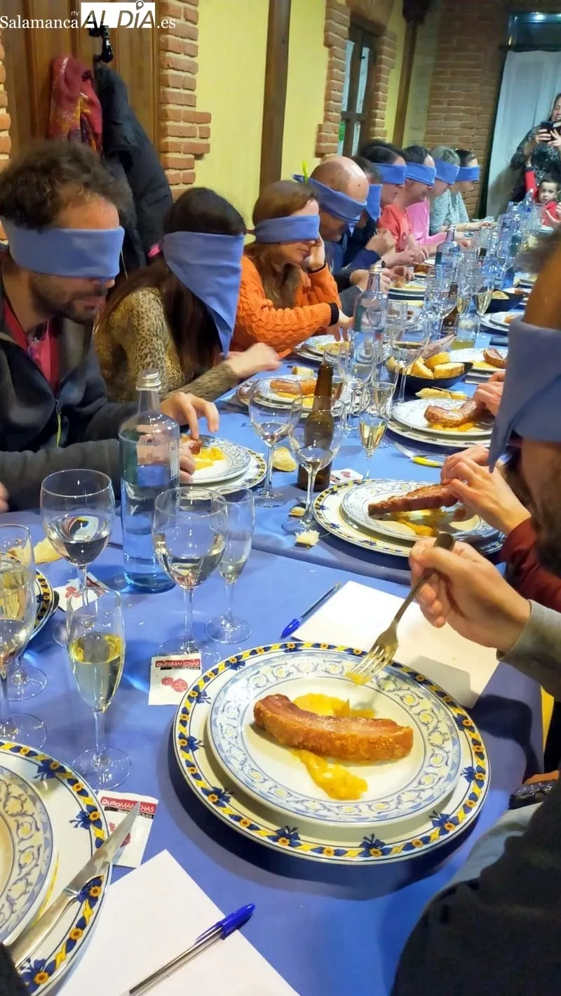 Comensales en la primera 'Cena a ciegas' del restaurante de Sobradillo
