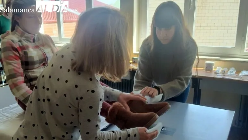 Foto 4 - Primeras sesiones pr&aacute;cticas en el aula del taller sociosanitario de Lumbrales