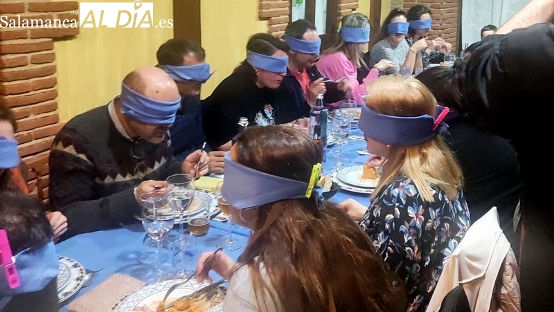 Comensales en la primera 'Cena a ciegas' del restaurante de Sobradillo