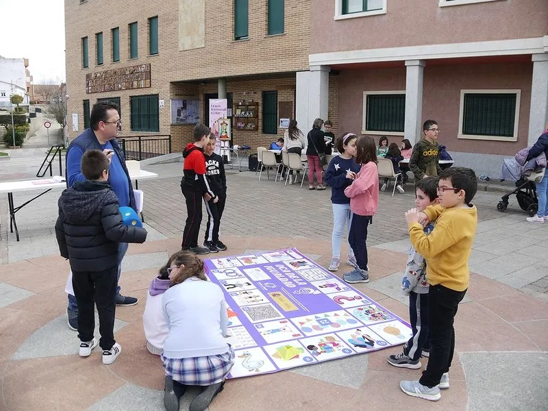 Foto 6 - "Juego de la oca por la igualdad" como homenaje al D&iacute;a Internacional de la Mujer en Carbajosa