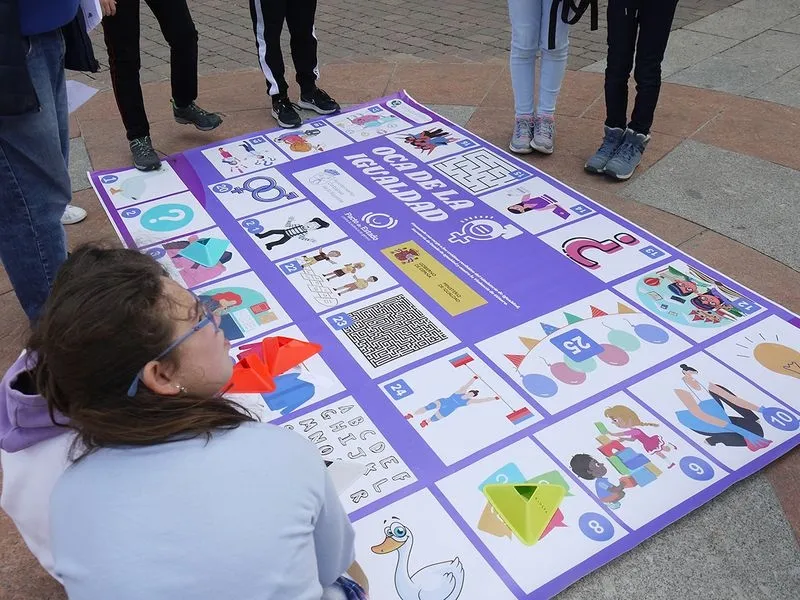 Foto 5 - "Juego de la oca por la igualdad" como homenaje al D&iacute;a Internacional de la Mujer en Carbajosa