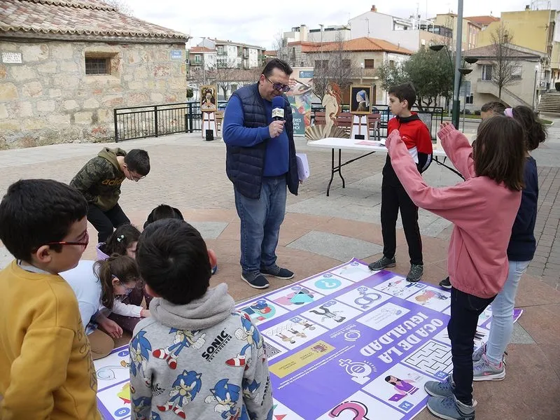 Foto 4 - "Juego de la oca por la igualdad" como homenaje al D&iacute;a Internacional de la Mujer en Carbajosa