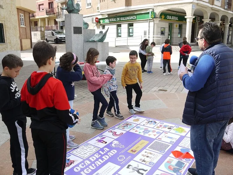 Foto 3 - "Juego de la oca por la igualdad" como homenaje al D&iacute;a Internacional de la Mujer en Carbajosa