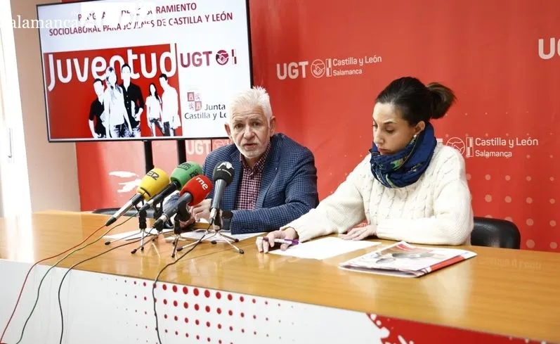 Rueda de prensa de Marcelino Muñoz García, secretario General UGT Salamanca, y Beatriz Martín Alindado, Técnico de Juventud UGT Salamanca. Foto de David Sañudo