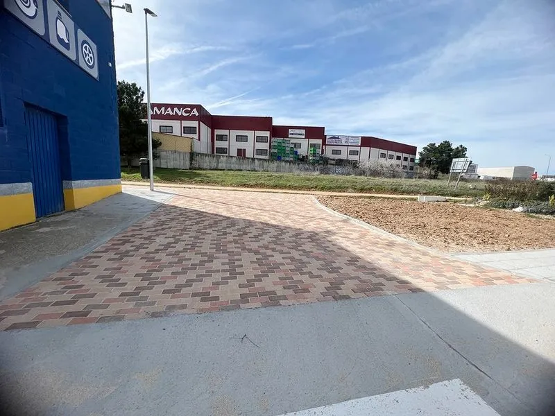 Urbanización de la calle Salamanca 43-45, junto al Cementerio, y la zona adyacente a la Vía Verde de Carbajosa