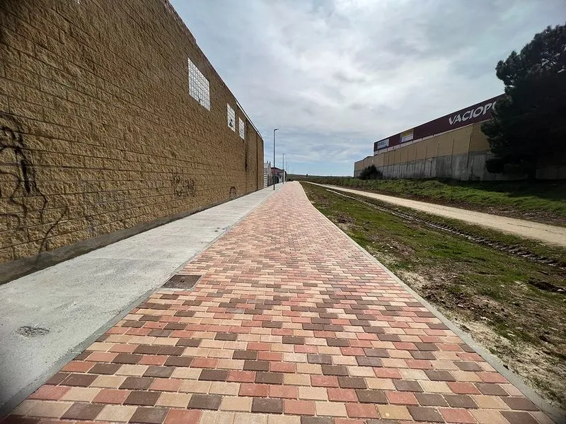 Urbanización de la calle Salamanca 43-45, junto al Cementerio, y la zona adyacente a la Vía Verde de Carbajosa