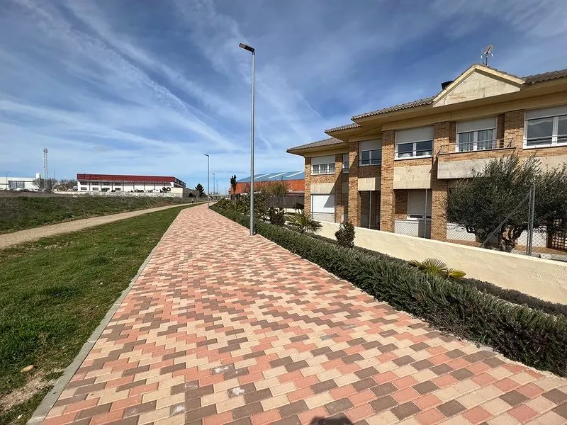 Urbanización de la calle Salamanca 43-45, junto al Cementerio, y la zona adyacente a la Vía Verde de Carbajosa
