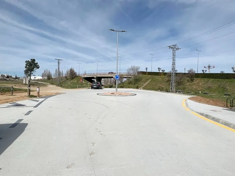 Urbanización de la calle Salamanca 43-45, junto al Cementerio, y la zona adyacente a la Vía Verde de Carbajosa