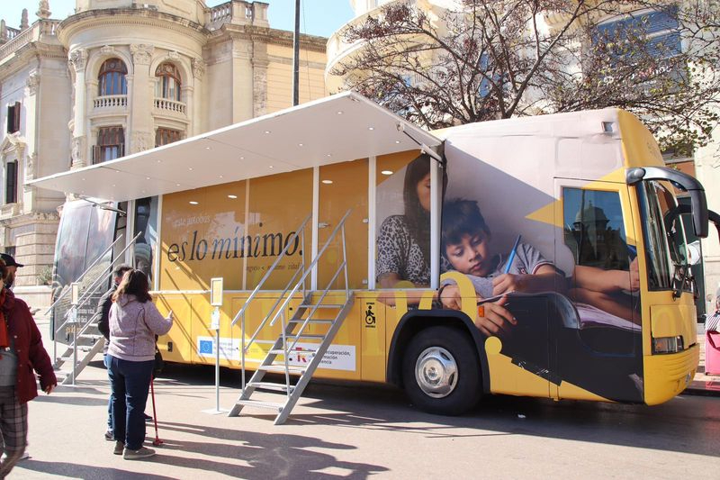 Autobús de información del Ingreso Mínimo Vital. Foto: Ministerio