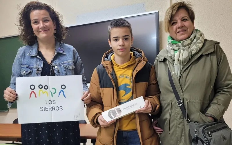 Los premios fueron entregados por la presidenta de la AMPA, Sasi Revesado, y la directora del IES, Raquel Rodríguez