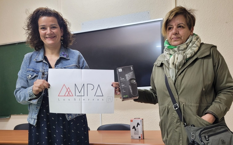 Los premios fueron entregados por la presidenta de la AMPA, Sasi Revesado, y la directora del IES, Raquel Rodríguez
