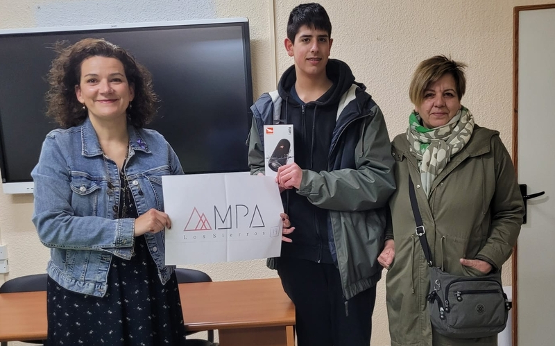 Los premios fueron entregados por la presidenta de la AMPA, Sasi Revesado, y la directora del IES, Raquel Rodríguez