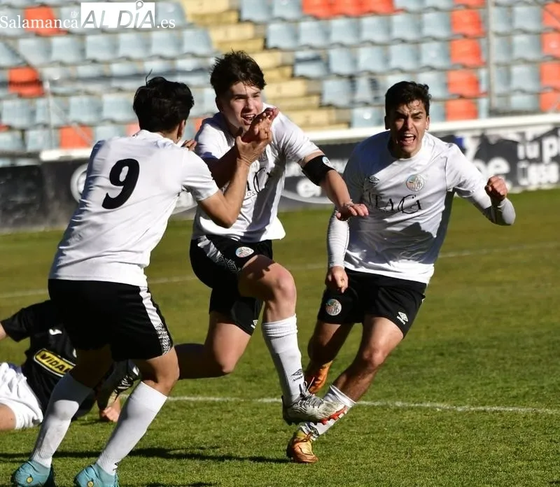 Foto 10 - El Salamanca UDS acaricia el ascenso a Liga Nacional con su victoria en el Helm&aacute;ntico (2-0)