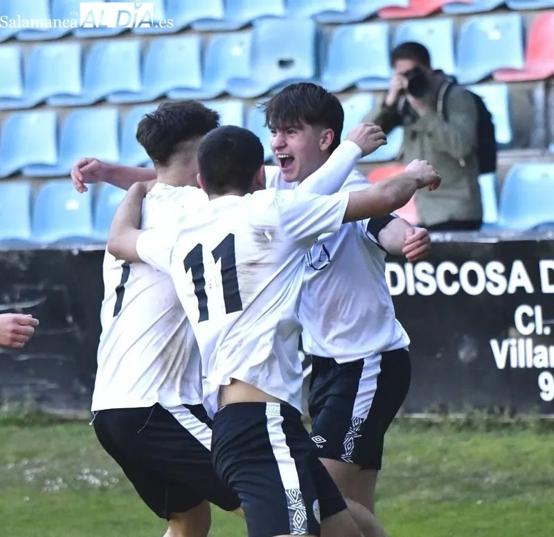 Foto 8 - El Salamanca UDS acaricia el ascenso a Liga Nacional con su victoria en el Helm&aacute;ntico (2-0)