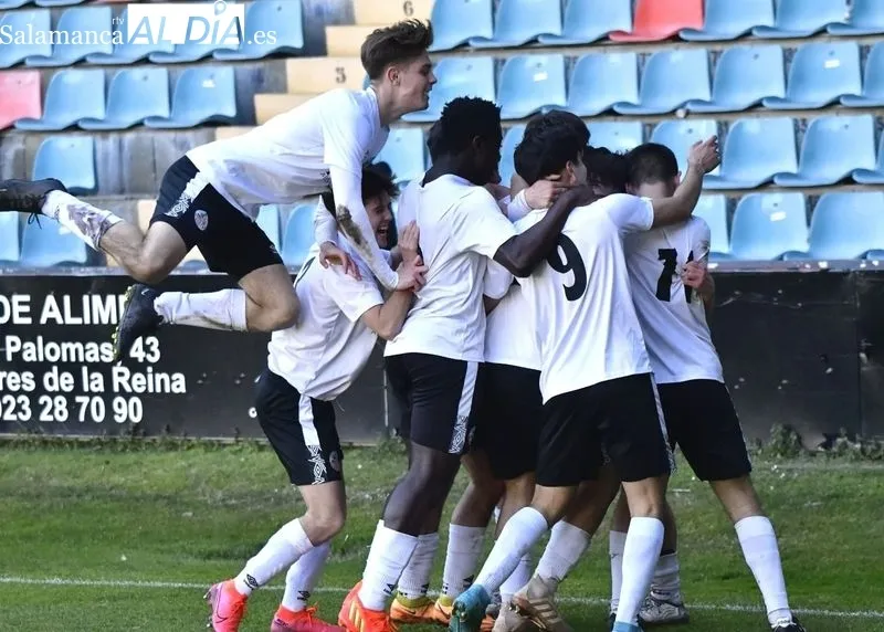 Foto 7 - El Salamanca UDS acaricia el ascenso a Liga Nacional con su victoria en el Helm&aacute;ntico (2-0)