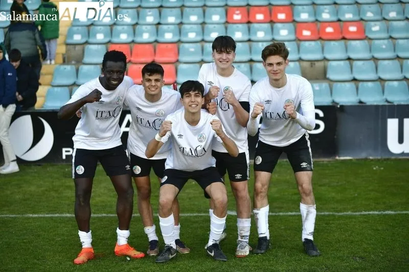 Foto 4 - El Salamanca UDS acaricia el ascenso a Liga Nacional con su victoria en el Helm&aacute;ntico (2-0)