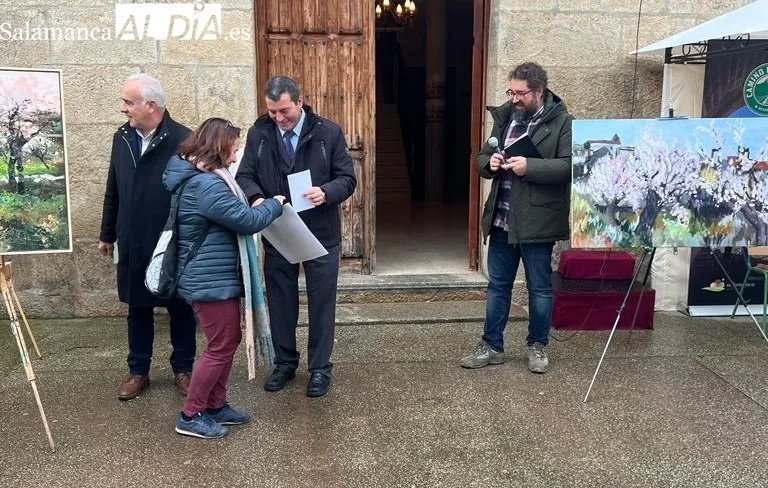 A pesar de la intensa lluvia los artistas pudieron realizar sus lienzos este domingo en La Fregeneda