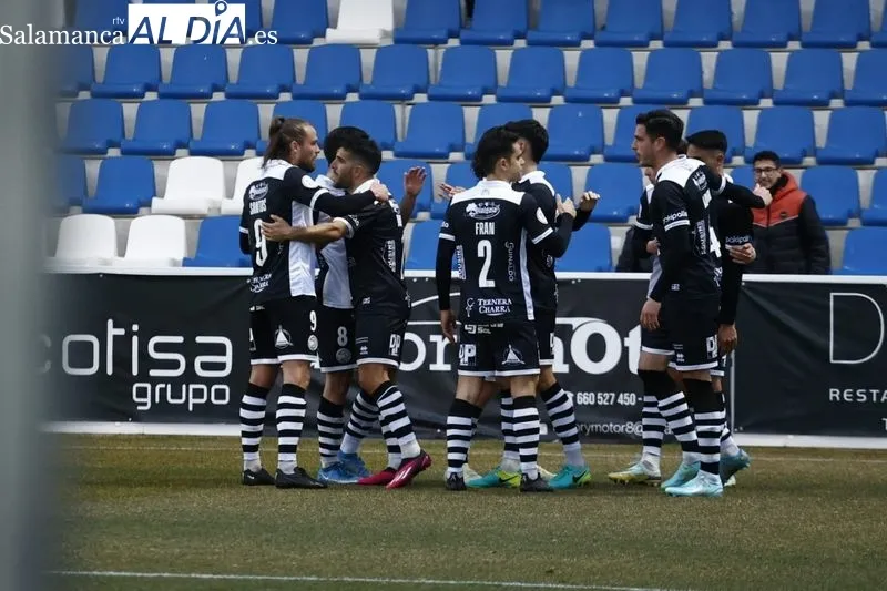 Foto 4 - Unionistas hace las paces con el punto de penalti y Chapela da la primera victoria a Ponz contra el Sanse (1-0)