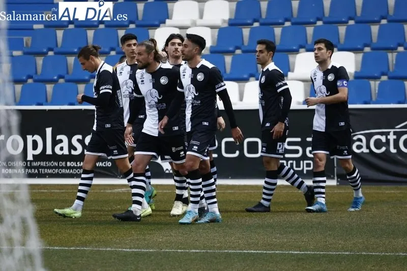 Foto 5 - Unionistas hace las paces con el punto de penalti y Chapela da la primera victoria a Ponz contra el Sanse (1-0)