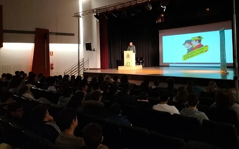 Mesa redonda sobre el papel de las mujeres en la Guardia Civil para los alumnos del IES Ramos del Manzano de Vitigudino  