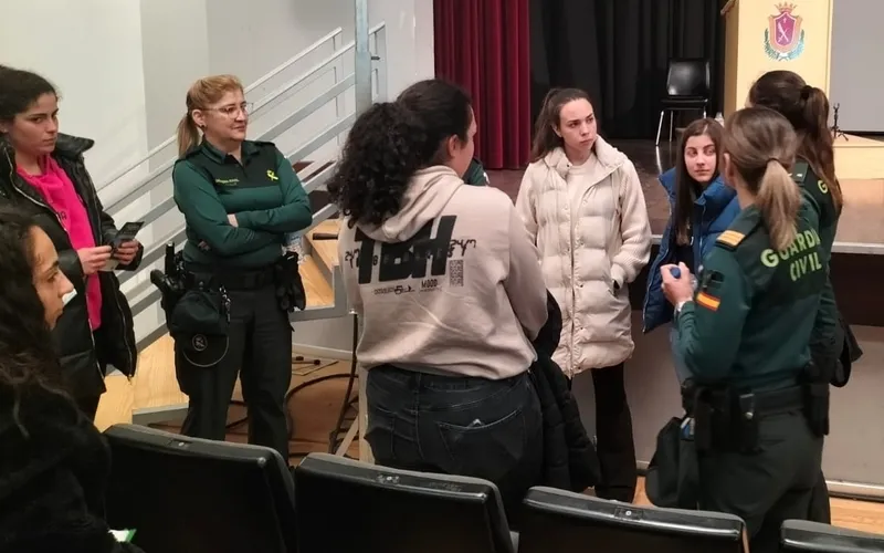Mesa redonda sobre el papel de las mujeres en la Guardia Civil para los alumnos del IES Ramos del Manzano de Vitigudino  