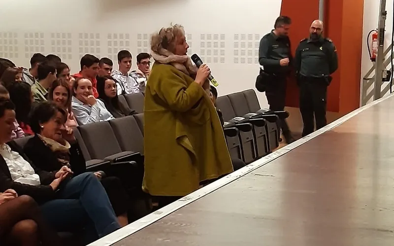Mesa redonda sobre el papel de las mujeres en la Guardia Civil para los alumnos del IES Ramos del Manzano de Vitigudino  