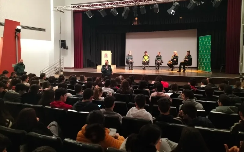 Mesa redonda sobre el papel de las mujeres en la Guardia Civil para los alumnos del IES Ramos del Manzano de Vitigudino  