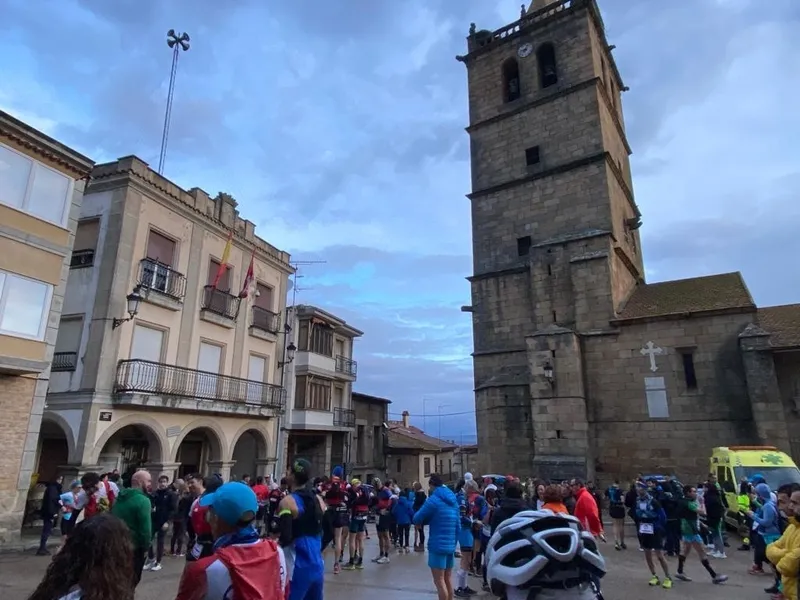 Gran expectación en Aldeadávila durante la salida de la 5ª Ultra Trail Secretos del Duero / FOTOS: MARICARMEN MARTÍN 