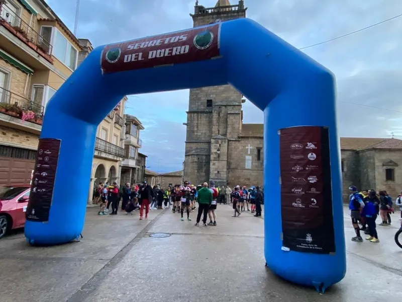 Gran expectación en Aldeadávila durante la salida de la 5ª Ultra Trail Secretos del Duero / FOTOS: MARICARMEN MARTÍN 