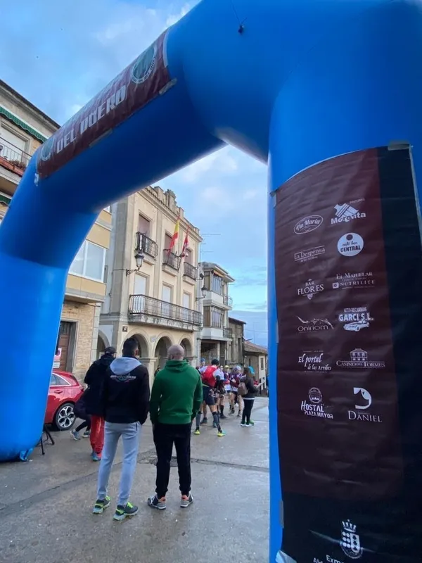 Gran expectación en Aldeadávila durante la salida de la 5ª Ultra Trail Secretos del Duero / FOTOS: MARICARMEN MARTÍN 