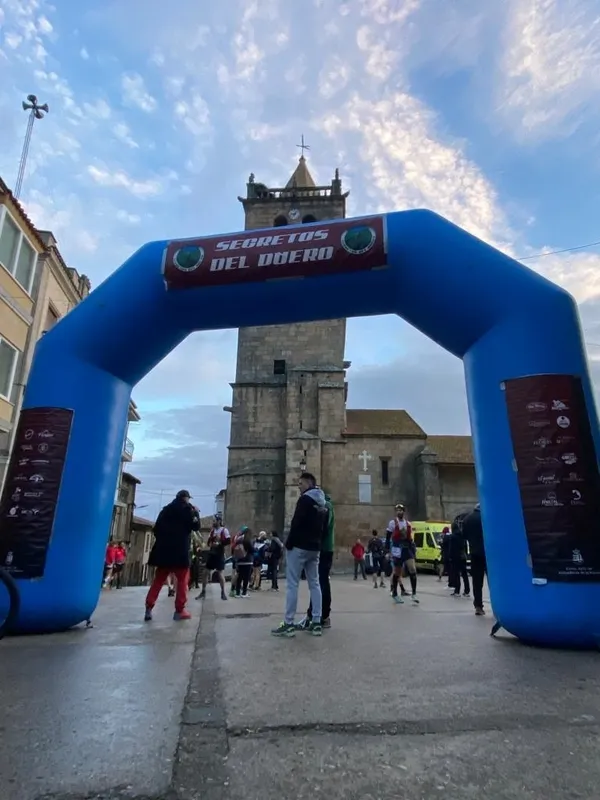Gran expectación en Aldeadávila durante la salida de la 5ª Ultra Trail Secretos del Duero / FOTOS: MARICARMEN MARTÍN 