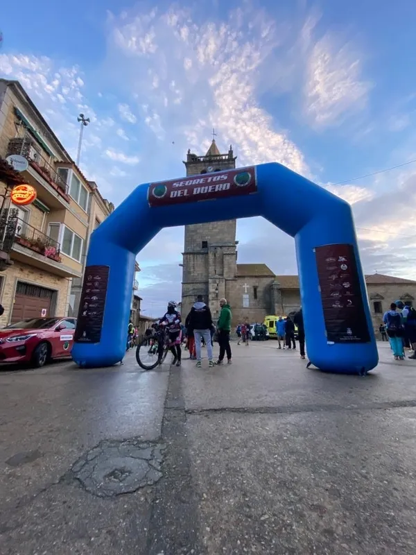 Gran expectación en Aldeadávila durante la salida de la 5ª Ultra Trail Secretos del Duero / FOTOS: MARICARMEN MARTÍN 