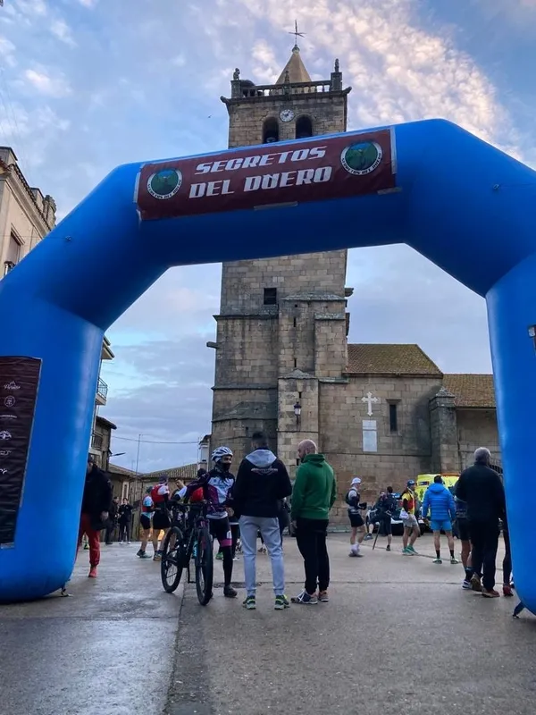 Gran expectación en Aldeadávila durante la salida de la 5ª Ultra Trail Secretos del Duero / FOTOS: MARICARMEN MARTÍN 