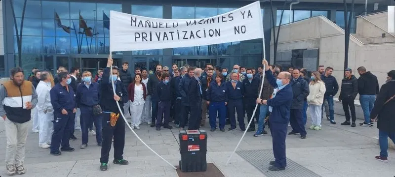 Foto 2 - El personal de mantenimiento del Hospital de Salamanca se manifiesta para evitar los contratos temporales y la privatizaci&oacute;n