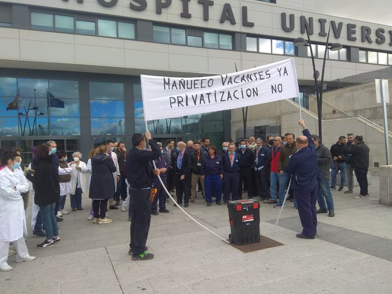 Foto 2 - Las protestas surten efecto: el Servicio de Mantenimiento del Hospital no se privatizará
