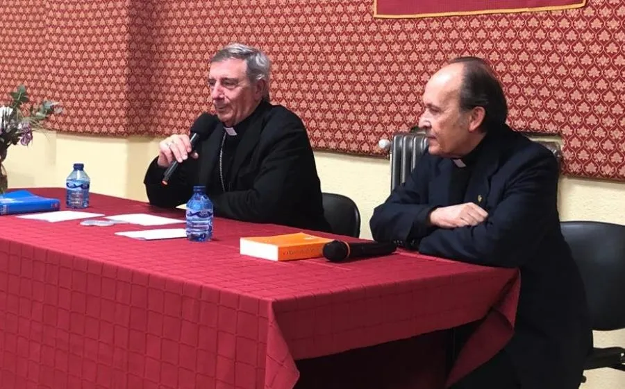 Foto 4 - El Obispo culmina el ciclo de conferencias cuaresmales de San Andr&eacute;s