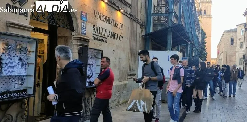 Colas en la tienda de la Rúa / Unionistas y David Sañudo