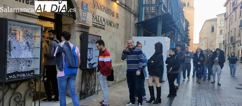 Colas en la tienda de la Rúa / Unionistas y David Sañudo