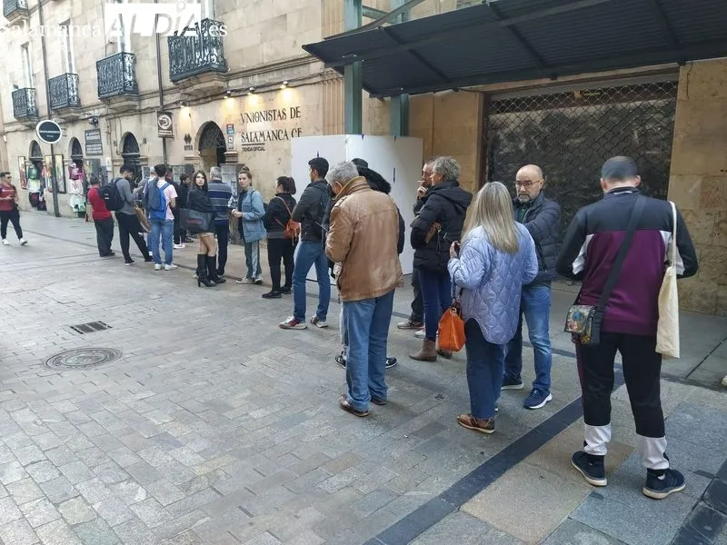 Colas en la tienda de la Rúa / Unionistas y David Sañudo