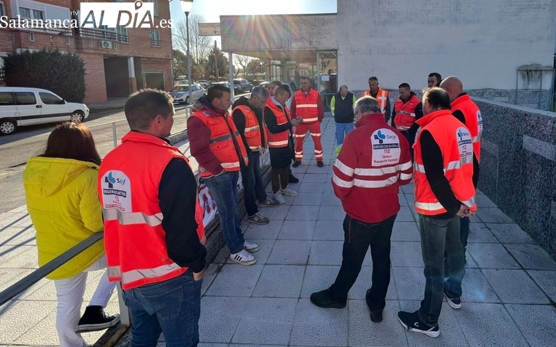Los trabajadores del transporte sanitario se concentraban ayer lunes frente al centro de salud de Vitigudino