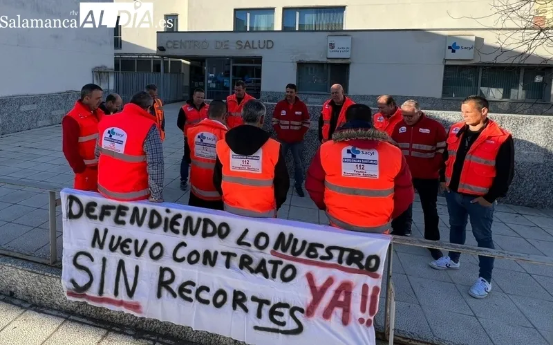 Los profesionales del transporte sanitario se concentran frente a las puertas del Centro de Salud de Vitigudino 