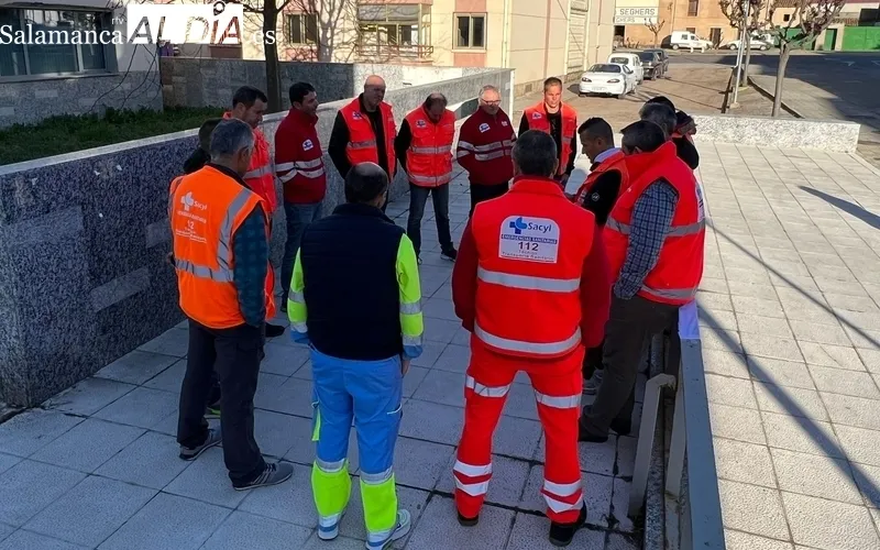 Los profesionales del transporte sanitario se concentran frente a las puertas del Centro de Salud de Vitigudino 