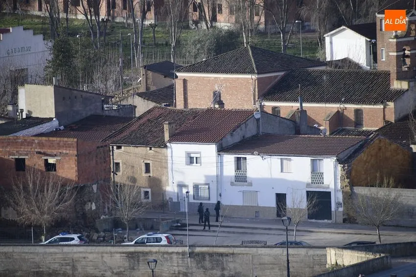 Foto 2 - La Guardia Civil lleva a cabo una operaci&oacute;n en el Arrabal del Puente