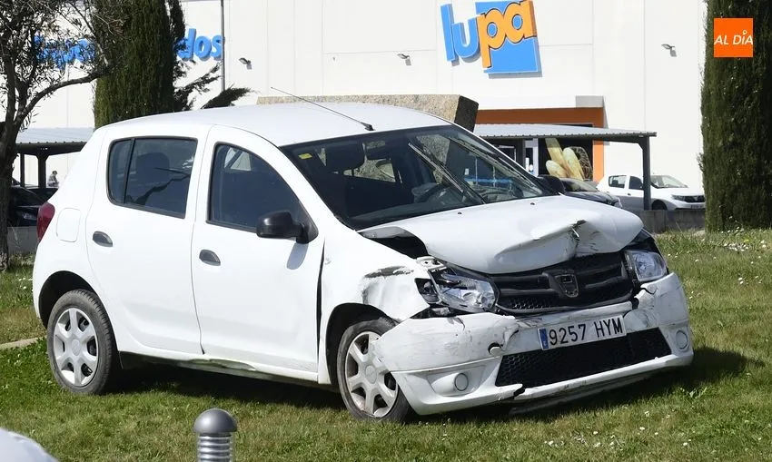 Foto 3 - Dos heridos leves en un accidente de circulaci&oacute;n en la rotonda del Seminario San Cayetano