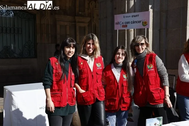 Voluntarias de Pyfano en un acto en la Plaza Mayor de Salamanca. Foto de archivo