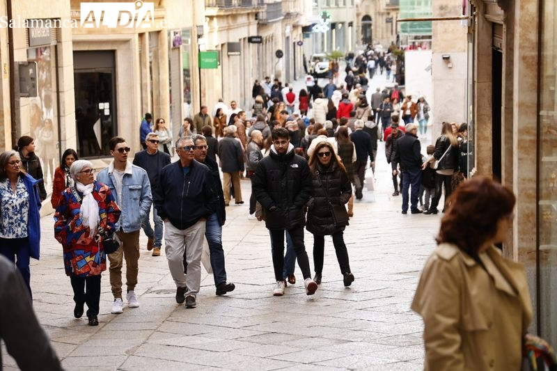 Gente paseando por las calles de Salamanca 