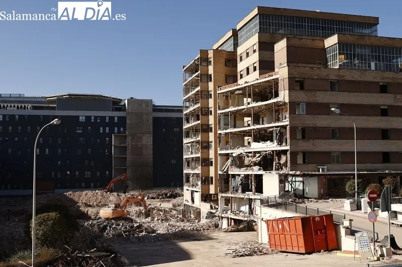Trabajos para el derribo del antiguo Hospital Clínico de Salamanca. Foto de David Sañudo