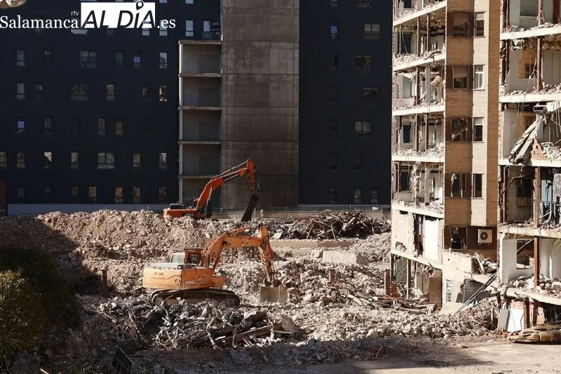 Trabajos para el derribo del antiguo Hospital Clínico de Salamanca. Foto de David Sañudo