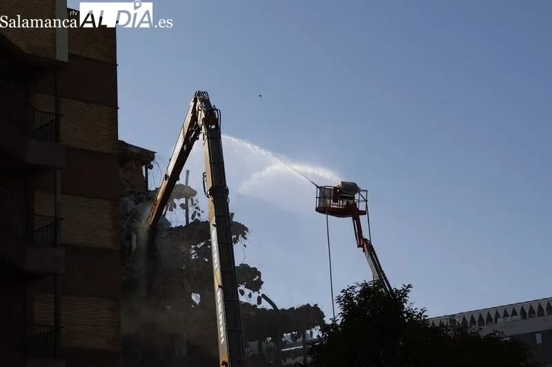 Trabajos para el derribo del antiguo Hospital Clínico de Salamanca. Foto de David Sañudo