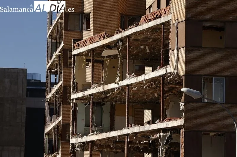 Trabajos para el derribo del antiguo Hospital Clínico de Salamanca. Foto de David Sañudo